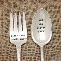Erntedank Handgestempeltes Servierset - Tischsegen Urlaubsbesteck Versilberter Löffel Und Gabel Handgestempelt Gastgeschenk von EOJStudios