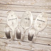 Große Löffelhaken Haken - Gestern Heute Morgen Handgestempelt Kleiderbügel Gardine Krawatte Rücken Vintage Upcycled Versilbertes Silbergeschirr von EOJStudios