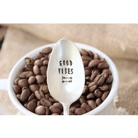 Hand Gestempelt Löffel - Gute Stimmung Kaffee Eistee Muttertag Weihnachtsgeschenk Strand Jungen Fan Vibrationen Teilen Sie Die Liebe von EOJStudios