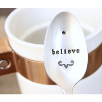 Handgestempelter Löffel - Believe in The Magic Kaffee Tee Eis Suppe Kakao Heiße Schokolade Weihnachtsstimmung Geschenk von EOJStudios