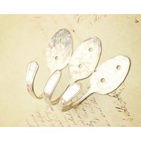 Löffel Wandhaken Haken - 3Er-Set Drei Teelöffel Kleine Abgeflachte Gehämmerte Handmade Upcycled Hostess Geschenk Remodel Vintage Decor Silber von EOJStudios