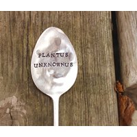 Plantus Unbekannter Gartenlöffel Marker - Lustiges Kräuter Pflanzen Etikett Handgestempelte Outdoor Art Upcycled Sustainable Fun Gärtner Geschenk von EOJStudios