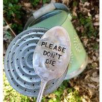 Please Don't Die Extra Großes Vintage Löffel Kräutergarten Pflanzen Marker Schild - Lustig Spaß Humorvoll Handgestempelt Mutter Geschenk Zum Vatertag von EOJStudios