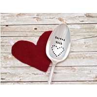 Served With Love Servierlöffel - Handgestempelt Großer Löffel Vintage Versilberte Küchendekoration Gastgeschenkkorb Andenken An Den Urlaub von EOJStudios
