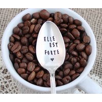 Sie Ist Stark Hand Gestempelt Löffel - Elle Est Forte Kaffee Tee Suppe Nachricht Vintage Versilbert Geschenk Französisch Zitat Girl Power von EOJStudios