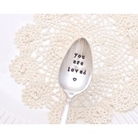 Sie Werden Geliebt Löffel - Hand Gestempelt Kaffee Tee Müsli Frühstück Eis Muttertagsgeschenk Für Him Mom Dad Oma Korb Add On von EOJStudios