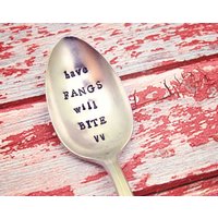 Vampir Halloween Löffel Stir Stick - Haben Fangs Wird Bite Vintage Silber Vergoldet Silberbesteck Hand Gestempelt Upcycled Geschenk von EOJStudios