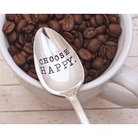 Wählen Sie Glücklicher Löffel - Kaffee Tee Haferflocken Hand Gestempelt Positive Nachricht Ein Tag Nach Dem Anderen Freude, Liebe, Selbstfürsorge von EOJStudios