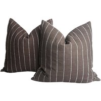 Bantan Chaingmai Handgewebtes Kissen, Hellbraunes & Dunkelbraunes Chiangmai Hmong Bio-Kissenkollektion Bantan Chaingmai Handgewebtes Kissen, Hellbraunes & Dunkelbraunes Chiangmai Hmong Bio-Kissenkollektion von ESANStudio