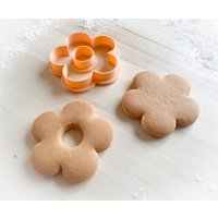 Multisize Ausstechform Und Stempel Blume Mit Loch 220 von ESCutters