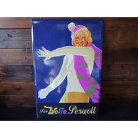 Vintage Deutsches Ladenschild Werbung Wolle Perwoll Strickwolle Waschflüssigkeit Schild Mädchen Mit Schneeball Metall Circa 1980-90's/Eve Of Europe von EVEofEurope