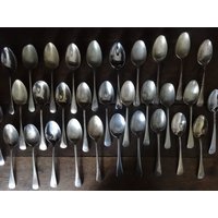 Vintage Englisch 31 Verschiedene Suppe Süßen Pudding Löffel Sammlung Set Besteck Circa 1920-1950/Eve Of Europe von EVEofEurope