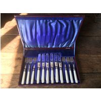 Vintage English Boxed Sechs-Teiliges Besteckmesser-Gabel-Set in Box Mit Künstlichen Knochengriffen Um 1940-50/Eve Of Europe von EVEofEurope