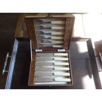 Vintage English Epns Versilberte Knochenähnliche Griffe 6 Messer Gabeln in Box Besteck Silberbesteck Set Um 1940/Eve Europe von EVEofEurope
