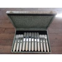 Vintage English Hl & Co Epns Versilbert Knochen Wie Behandelt 6 Messer Gabeln Besteck Silber Boxed Set C1950'seve Von Europa von EVEofEurope