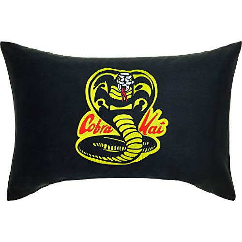 EXPRESS-STICKEREI Cobra Kai Dekokissen mit Füllung Kobra Schlange Karate Kid Serie Fanartikel Taekwondo Muay Thai Boxen Sofakissen Martial Arts Couchkissen Polsterüberzug | 40x60cm | schwarz von EXPRESS-STICKEREI