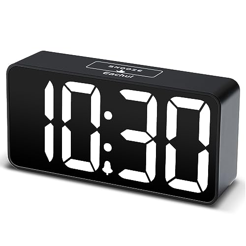 Eachui LED Wecker Digital mit USB-Ladeanschluss, Große Ziffern Display, Helligkeit und Lautstärke Regelbar, Snooze, 12/24HR, digital Uhr Netzbetrieben (Schwarz & Weiß) von Eachui