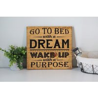 Gehen Sie Mit Einem Traum Aufwachen Zweck Holzschild Ins Bett - Motivierendes Geschenk Inspirierendes Wanddekoration Hängendes Zeichen Für Ihn von EandNMarket