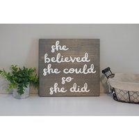 Sie Glaubte, Sie Könnte, Also Tat Holzschild - Wanddekoration Hängeschild Inspirierendes Geschenk Motivationsgeschenk Für Bürodeko-Schild von EandNMarket