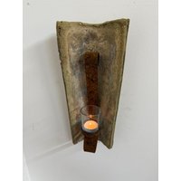 Antiker Dachziegel Mit Rostigem Kerzenhalter Und Windlicht von EarlGreyManufaktur