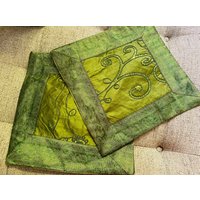 Kissenhülle Seide Dekokissen Bestickt Patchwork Grün Quadrat Kissen Urlaub Unikat Handgemacht Geschenk Boho Wohnzimmer Wohndeko von EarthKarmaGalleria