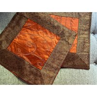 Kissenhülle Seide Dekokissen Bestickt Patchwork Rot Rostkissen Urlaub Unikat Handarbeit Geschenk Boho Wohnzimmer Wohndeko von EarthKarmaGalleria