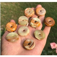10 Stück Grüner Onyx Donuts/ Gebänderter Dunot, Handgemacht, Dekor | P7 von EarthMineralsCo