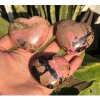 3 Stück Rosa Rhodonit Herzen, Kristall, Polierter Stein Handgefertigt | 35 von EarthMineralsLTD