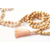 Edelstein Mala - Pfirsich Mondstein Und Thuja Holz 108 Zählen. 8mm von EarthleeDesigns