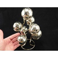 Sieben Sphere Display Ständer Metall Mittlere Größe Goldfarbe von EarthsAncientArt