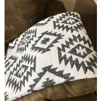 Wolldecke Fleece Überwurf in Weiß Mit Dunkelgrau -Glacier von EarthyEcoStyle