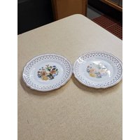 2Er Set, Arcopal, Fleur Di Lis Floral, 19 cm Salat - Oder Dessertteller, Milchglas, Hergestellt in Frankreich, Seltener Fund, Servierteller von EastIdahoCompany