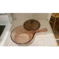 Auf Verkauf Pyrex Bernstein Glas Kleine Visionen Kochgeschirr Saucenpfanne Mit Deckel 1/2 Liter Kochtopf von EastIdahoCompany