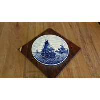 Dekorativer Runder Keramik-Untersetzer Im Delfter Stil Auf Holzbrett Mit Segelboot-Fliese Oder Hot Pad von EastIdahoCompany