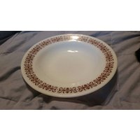 Fire King Anchor Hocking Brown Scroll 9-Zoll-Coupé-stil Weiße Servierschale von EastIdahoCompany