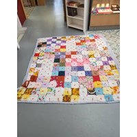 Gealterter Baumwollstoff, Vintage Kleidung Patchwork Quilt, Handgemachte Bettwäsche, Cottage-stil, Hausleinen, Gebunden Quilt von EastIdahoCompany