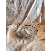 Gealtertes, Versilbertes, Gerüschtes, 9, 5 Zoll Großes Rundes Serviertablett Mit Offenem Spitzendesign Und Klappbarem Griff, Servierschale Gealtertes, Versilbertes, Gerüschtes, 9, 5 Zoll Großes Rundes Serviertablett Mit Offenem Spitzendesign Und Klappbarem Griff, Servierschale von EastIdahoCompany