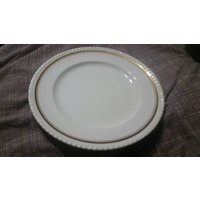 Gekräuseltes Goldband Und Cremefarbener Teller Made in England Von Johnson Brothers, Der Abendessen Oder Chop-Teller Serviert von EastIdahoCompany