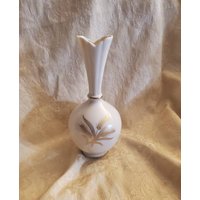 Hohe Vase | Knollenförmig Weizen Von Lenox China, 8-Zoll-Wohnkultur, Hergestellt in Den Usa, Herzstück Oder Curio-Schrankgericht, Off White China von EastIdahoCompany