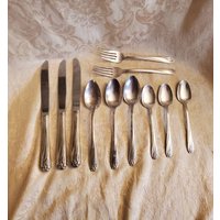 Internationales Silber, Narzissenmuster, Versilbertes Gealtertes Besteck, Servierutensil, 1847 Rogers Brothers, Messer, Gabel Oder Löffel Internationales Silber, Narzissenmuster, Versilbertes Gealtertes Besteck, Servierutensil, 1847 Rogers Brothers, Messer, Gabel Oder Löffel von EastIdahoCompany