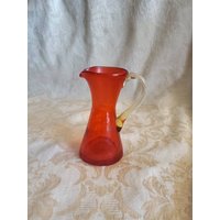 Kleines Oranges Und Rotes Wikinger-Glas, Gelber Griff, Milchkännchen Oder Servierkrug, Vintage Vase von EastIdahoCompany