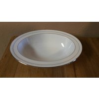 Noritake Stoneweight 11 Zoll Ovale Servierschale Mit Geprägtem Rollband, Platinringen Noritake Stoneweight 11 Zoll Ovale Servierschale Mit Geprägtem Rollband, Platinringen von EastIdahoCompany