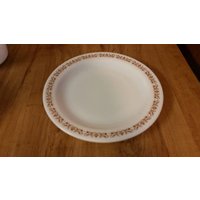 Sammlerstück Pyrex Milchglas Fillagree Muster Geschirr Gold Und Weiß 9-Zoll-Abendessen Oder Mittagessen Teller von EastIdahoCompany