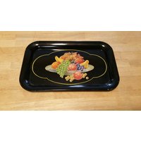 Schwarz Und Gelb Mit Stillleben Obst Shabby Chic Rechteckiges Serviertablett Aus Metall von EastIdahoCompany