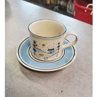 Seltener Fund, Museumssammlung, 3-Zoll-Flache Tasse Und Untertasse, Primitif Von Hearthside, Hand Dekoriert, Country-Szene, Blaues Band von EastIdahoCompany