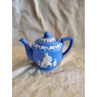 Seltener Fund, Made in Japan, Wedgwood Style, Denim Blau Und Weiß, 2 Tassen Teekanne Mit Holz Handwerker Mensch Hund Design von EastIdahoCompany