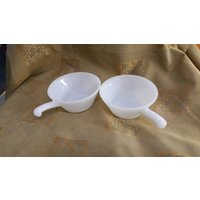 Set Von 2 Feuerkönig/Anker Hocking Milchglas Vintage Küche Sammelglas Oder Servierschale Mit Griff Ramekin Style von EastIdahoCompany
