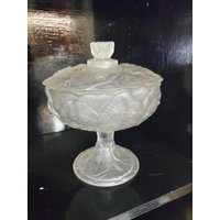 Signiert Fenton, Matt Weißer Satin, Puddingglas, Candy Dish Mit Sockel, 1960Er Jahre Glas, Kommode Vintage Home Decor von EastIdahoCompany