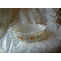 Vintage Pyrex Stadt Und Land 1, 5 Quart Milchglas Servier/Backform von EastIdahoCompany