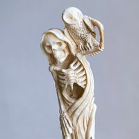 Handgeschnitzte Santa Muerte Statue Aus Hirschgeweih von EastLab